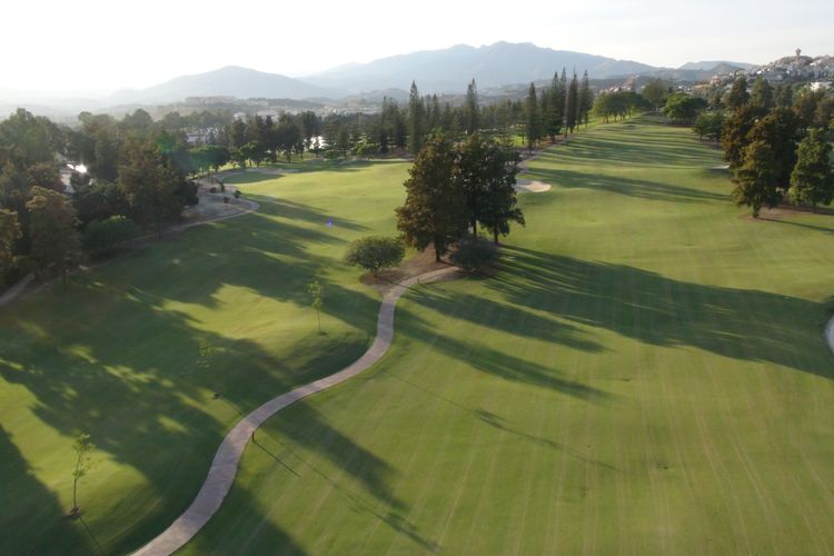 Mijas Golf Spanje Costa Del Sol Luchtfoto Schemer.JPG