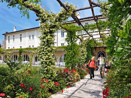 ESTERNO HOTEL CON GIOCATORI