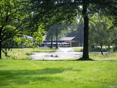 Foto_Domein_Laurabos_aanzicht_met_vijver 1