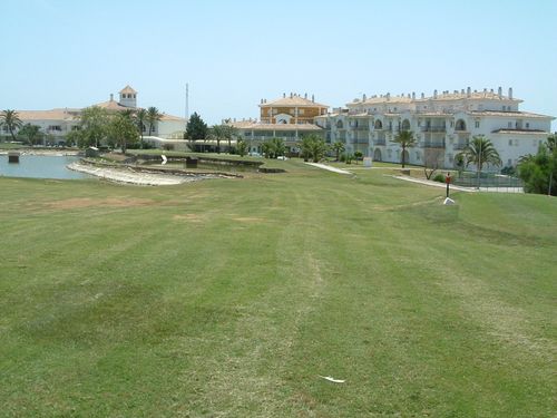 La Duquesa Golf Spanje Costa Del Sol Baan Huizen.JPG