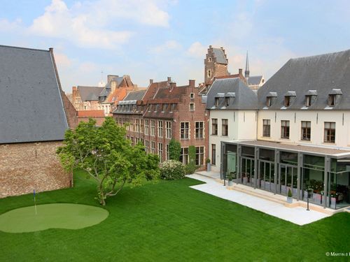 Martins Klooster Belgie Vlaanderen Exterieur Kunstgrasgreen