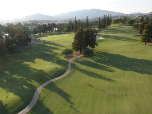 Mijas Golf Spanje Costa Del Sol Luchtfoto Schemer.JPG